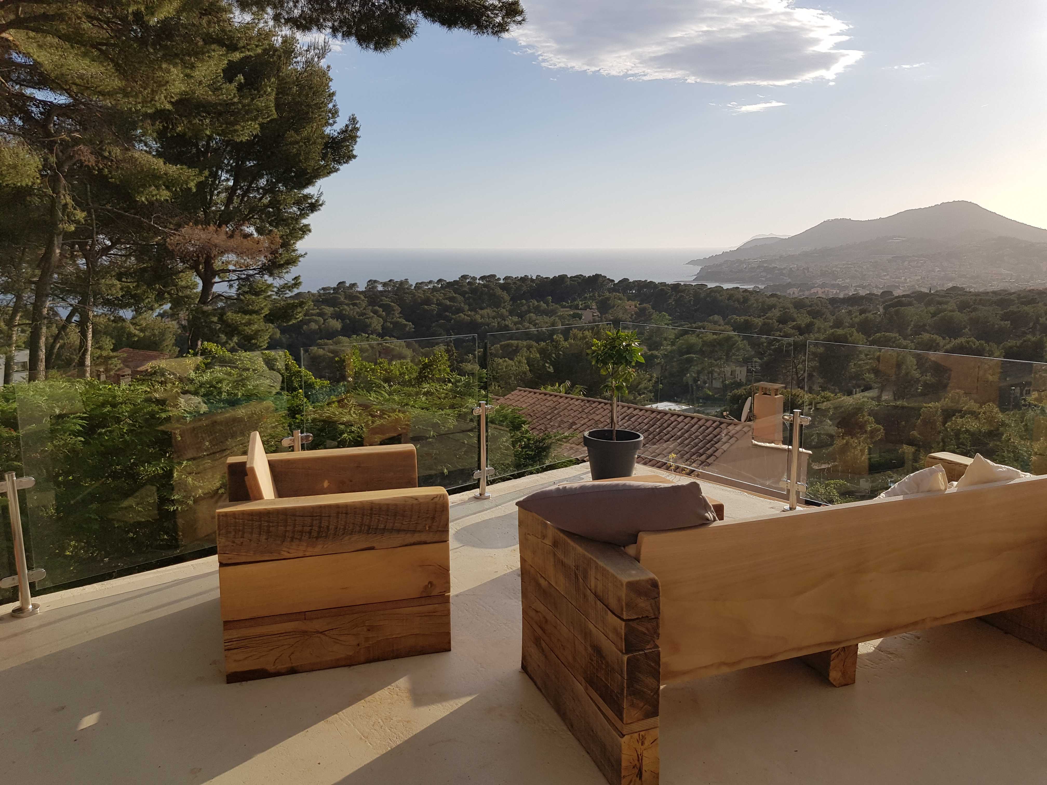 balustrade en verre sur des petits poteaux smart d'Inoxkit sur terrasse extérieure balustrade en verre sur des petits poteaux smart d'Inoxkit sur terrasse extérieure